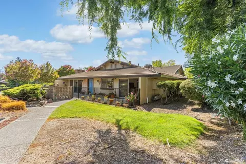 411 Las Casitas #A, Santa Rosa, CA 95403