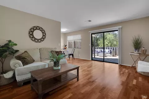 900 Cambridge Dr #11, Benicia, CA 94510