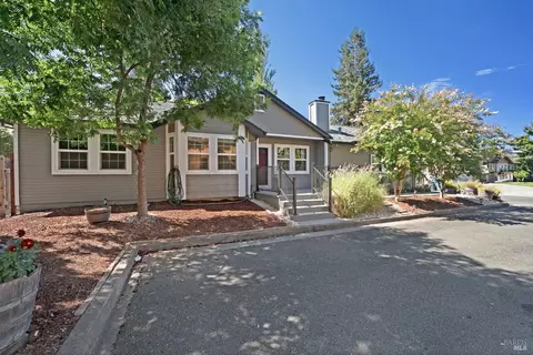 1818 Rhianna St, Santa Rosa, CA 95401