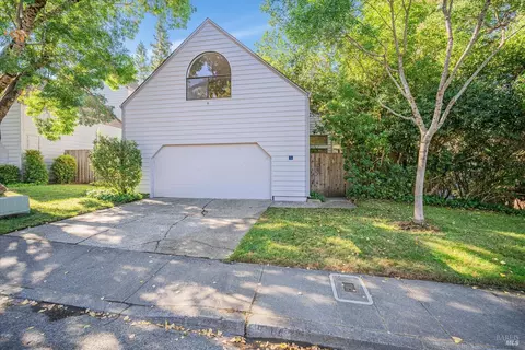 544 Fieldcrest Dr, Healdsburg, CA 95448