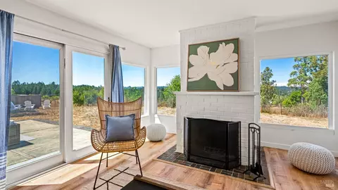Living - 1286 Sexton Rd, Sebastopol, CA 95472 photo 4 of 5