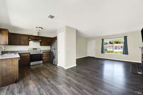 Living - 193 Diamond Ct, Fairfield, CA 94533 photo 7 of 8
