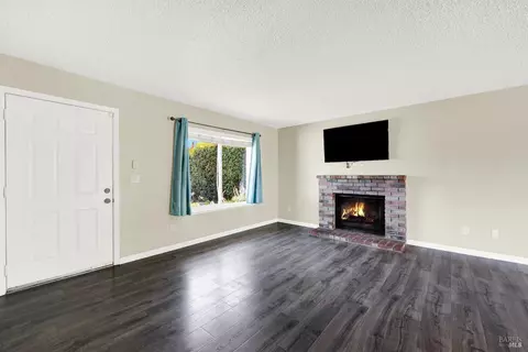 Living - 193 Diamond Ct, Fairfield, CA 94533 photo 2 of 8