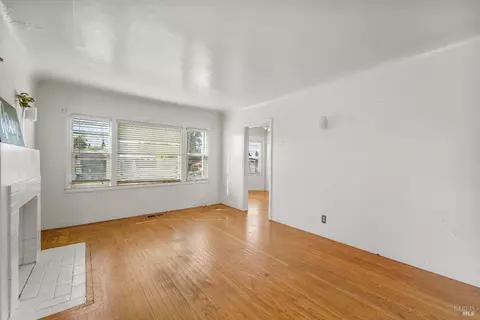 Living - 214 12th St, Vallejo, CA 94590 photo 4 of 4