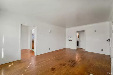 Living - 214 12th St, Vallejo, CA 94590 photo 3 of 4