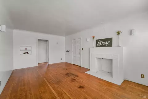 Living - 214 12th St, Vallejo, CA 94590 photo 2 of 4