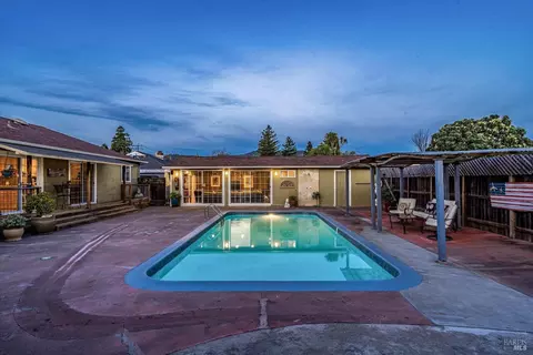 12 Blair St, Cloverdale, CA 95425