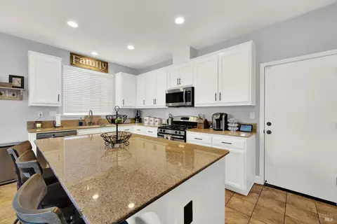 100 Carousel Way, Vacaville, CA 95688 photo 16