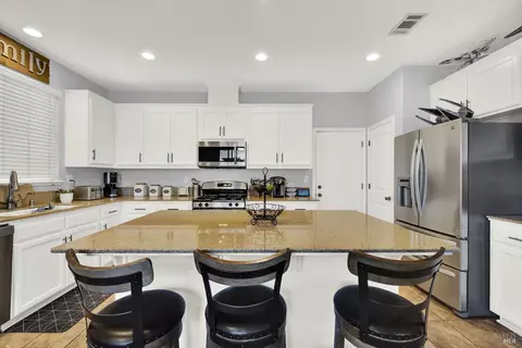 100 Carousel Way, Vacaville, CA 95688 photo 17