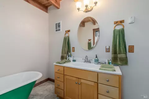 Bath - 4540 Moose Rd, Ukiah, CA 95482 photo 5 of 11