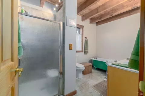 Bath - 4540 Moose Rd, Ukiah, CA 95482 photo 7 of 11