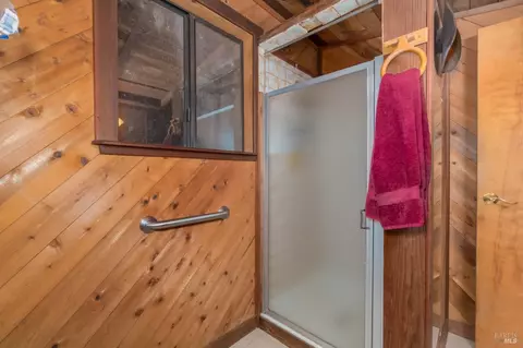 Bath - 4540 Moose Rd, Ukiah, CA 95482 photo 2 of 11