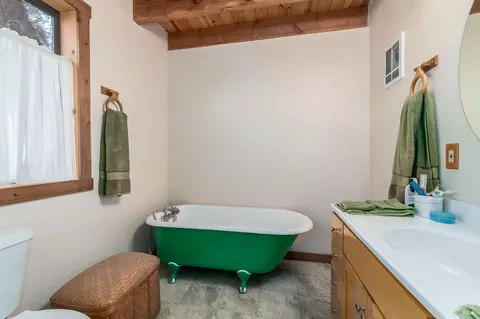 Bath - 4540 Moose Rd, Ukiah, CA 95482 photo 6 of 11