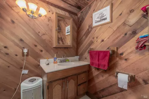 Bath - 4540 Moose Rd, Ukiah, CA 95482 photo 1 of 11