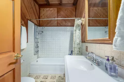 Bath - 4540 Moose Rd, Ukiah, CA 95482 photo 3 of 11