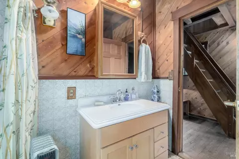 Bath - 4540 Moose Rd, Ukiah, CA 95482 photo 4 of 11