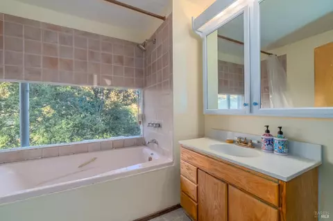 Bath - 4540 Moose Rd, Ukiah, CA 95482 photo 10 of 11