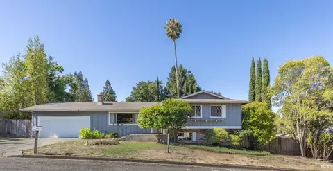 15 Lynn Dr, Napa, CA 94558