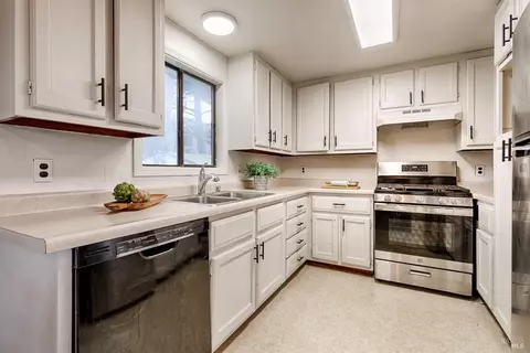 Kitchen - 6802 Grove St, Cotati, CA 94931 photo 10 of 11