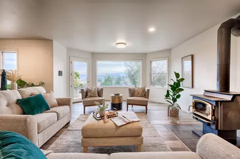 Living - 6802 Grove St, Cotati, CA 94931 photo 7 of 11