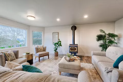 Living - 6802 Grove St, Cotati, CA 94931 photo 6 of 11