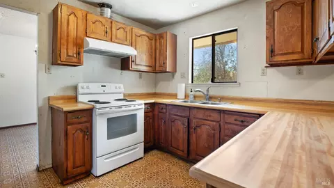 Kitchen - 4433 Walters Rd, Fairfield, CA 94533 photo 3 of 4