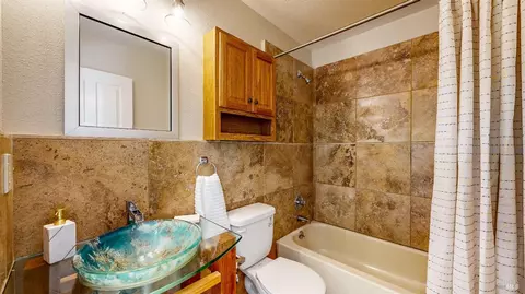 Bath - 9246-9248 Starr Rd, Windsor, CA 95492 photo 3 of 6