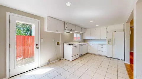 Kitchen - 9246-9248 Starr Rd, Windsor, CA 95492 photo 5 of 8