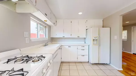 Kitchen - 9246-9248 Starr Rd, Windsor, CA 95492 photo 8 of 8