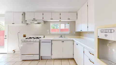 Kitchen - 9246-9248 Starr Rd, Windsor, CA 95492 photo 7 of 8