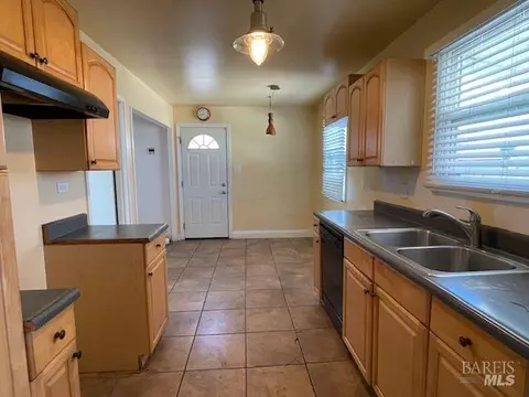 140 Wendy St, Vallejo, CA 94589 photo 4