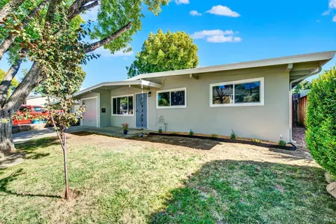 381 Hemlock St, Vacaville, CA 95688 photo 3