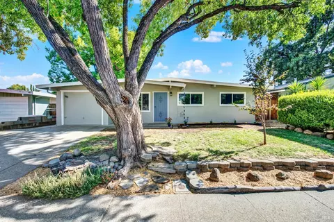 381 Hemlock St, Vacaville, CA 95688 photo 2