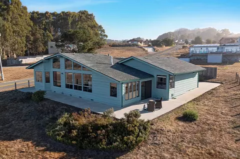240 Los Santos Dr, Bodega Bay, CA 94923