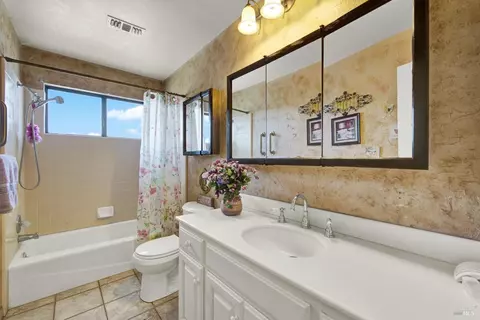 Bath - 2999 Burbank Dr, Fairfield, CA 94534 photo 3 of 4