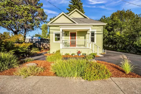 733 Litchfield Ave, Sebastopol, CA 95472