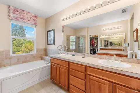 Bath - 718 Eldridge Ave, Vacaville, CA 95688 photo 4 of 7