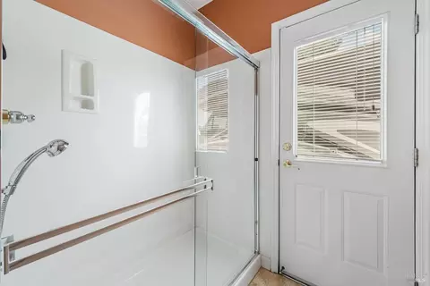 Bath - 718 Eldridge Ave, Vacaville, CA 95688 photo 2 of 7
