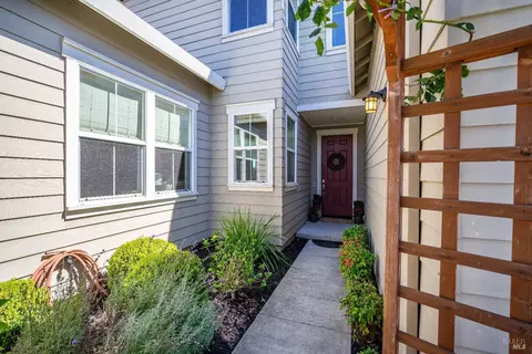 2522 Rising Moon Ln, Santa Rosa, CA 95407