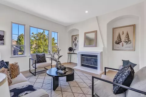 Living - 3023 Overlook Dr, Vallejo, CA 94591 photo 2 of 10