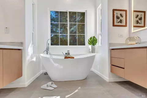 Bath - 3023 Overlook Dr, Vallejo, CA 94591 photo 10 of 19