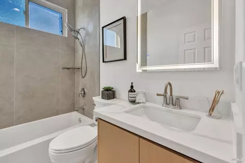 Bath - 3023 Overlook Dr, Vallejo, CA 94591 photo 17 of 19