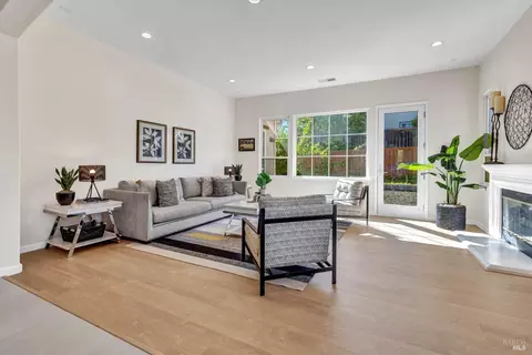 Living - 3023 Overlook Dr, Vallejo, CA 94591 photo 5 of 10