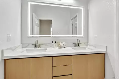 Bath - 3023 Overlook Dr, Vallejo, CA 94591 photo 2 of 19