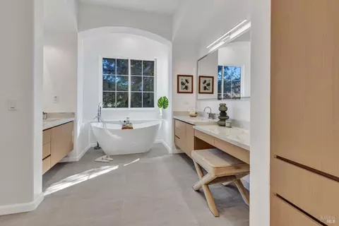 Bath - 3023 Overlook Dr, Vallejo, CA 94591 photo 5 of 19