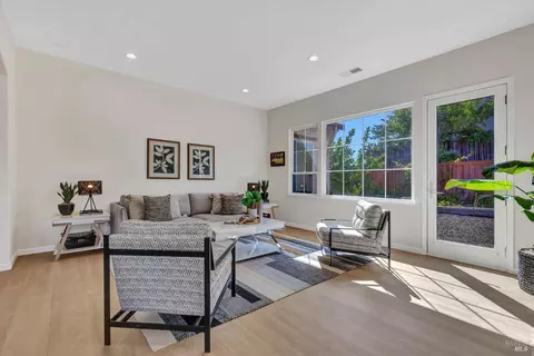 Living - 3023 Overlook Dr, Vallejo, CA 94591 photo 9 of 10