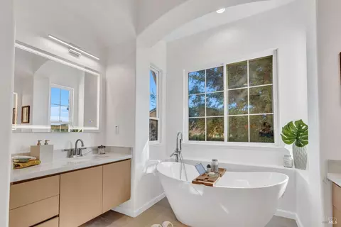 Bath - 3023 Overlook Dr, Vallejo, CA 94591 photo 12 of 19