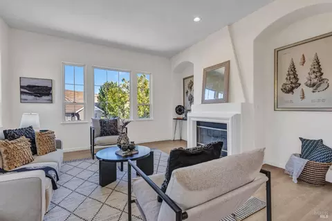 Living - 3023 Overlook Dr, Vallejo, CA 94591 photo 4 of 10