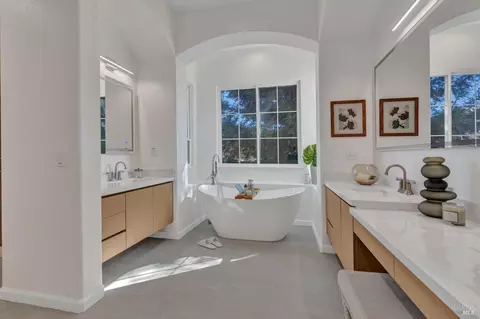 Bath - 3023 Overlook Dr, Vallejo, CA 94591 photo 7 of 19