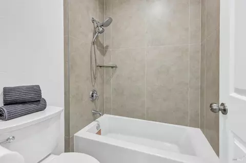 Bath - 3023 Overlook Dr, Vallejo, CA 94591 photo 3 of 19